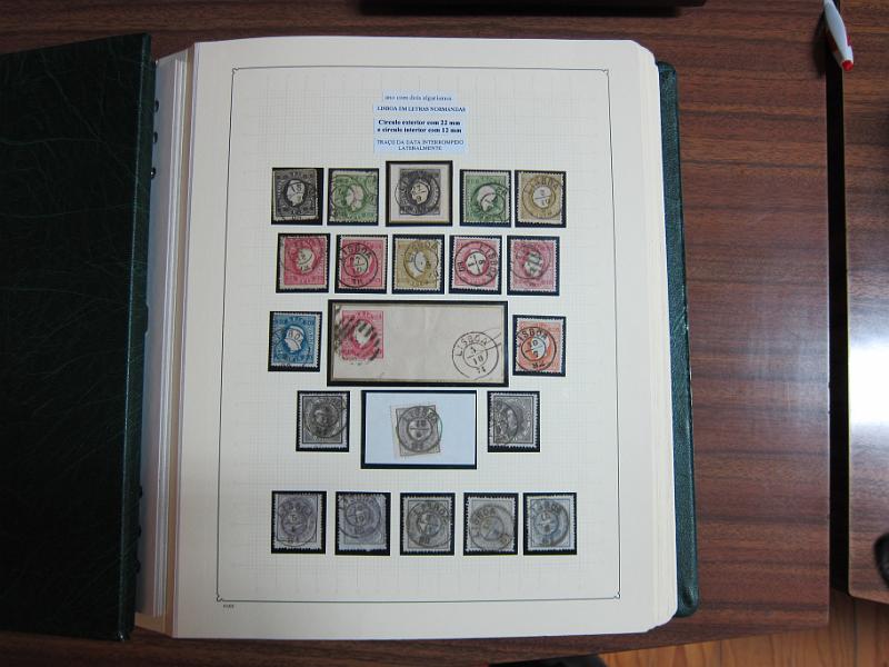 0018 (62).JPG -     Lote:    18      Marcofilia      Lotes Especiais       Descrição:         Portugal &mdash; Colecção especializada em dois álbuns com estudo especializado das marcas de duplo círculo e circulares de Lisboa, com selos de diversas emissões e cartas. Lote a ver.        Lote       Valor Base:     &euro; 1.000,00     Valor Venda:     Retirado     
